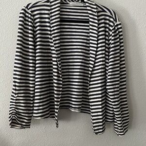CUT LOOSE Navy and White Striped draped front cardigan.
Rusched sleeves
Sz XL